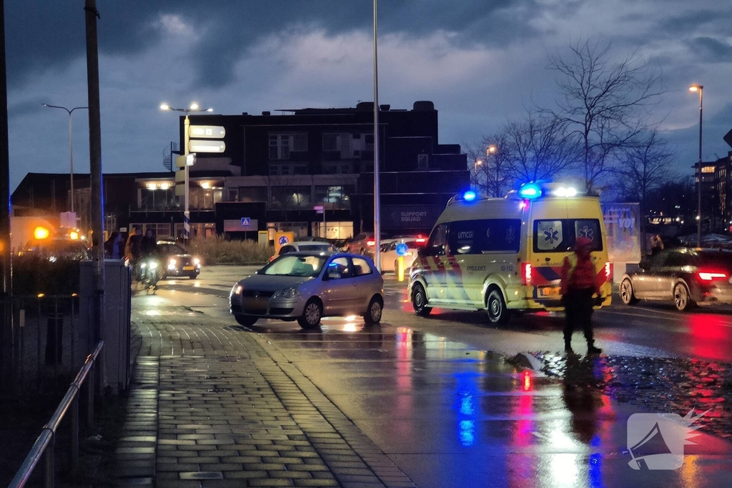Auto en fietser botsen tijdens spits