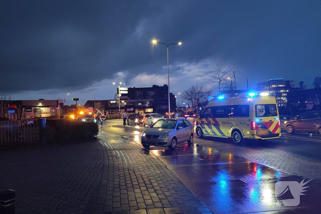Auto en fietser botsen tijdens spits