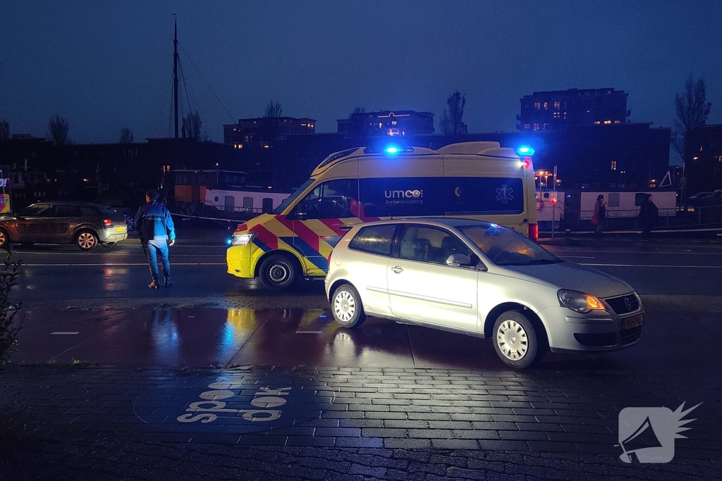 Auto en fietser botsen tijdens spits