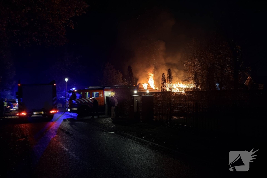 Uitslaande brand verwoest woning