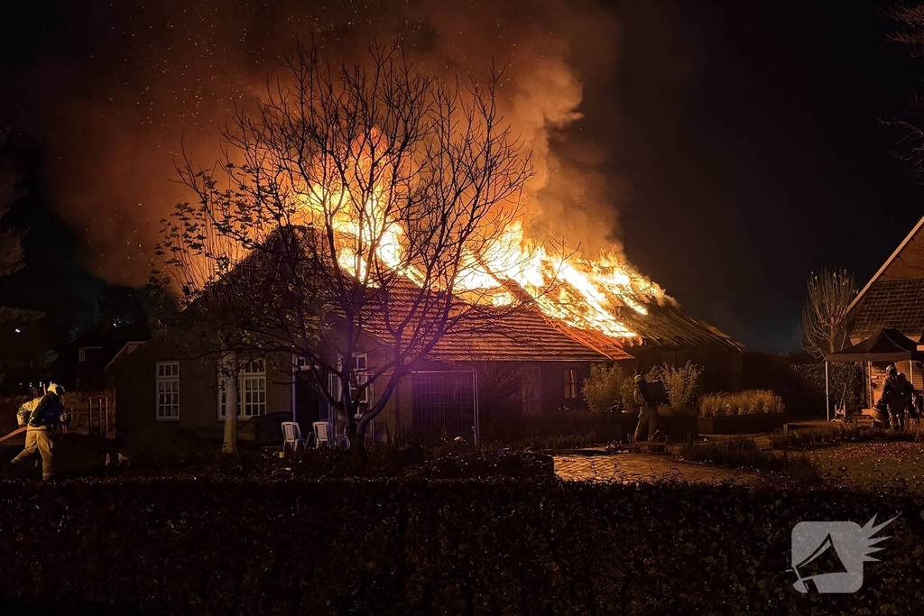 Uitslaande brand verwoest woning