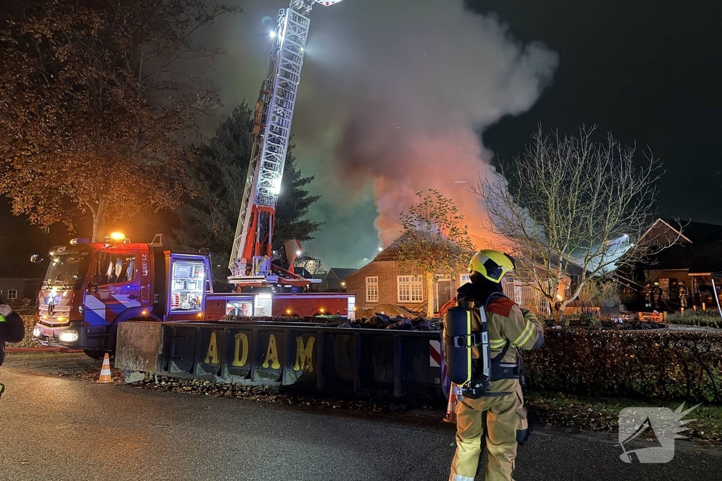 Uitslaande brand verwoest woning