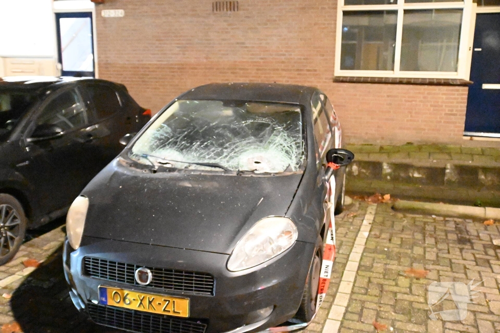Auto zwaar beschadigd door explosie