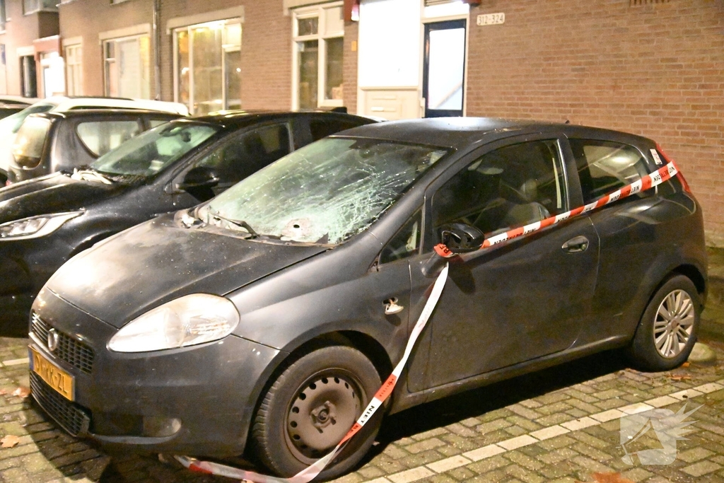 Auto zwaar beschadigd door explosie