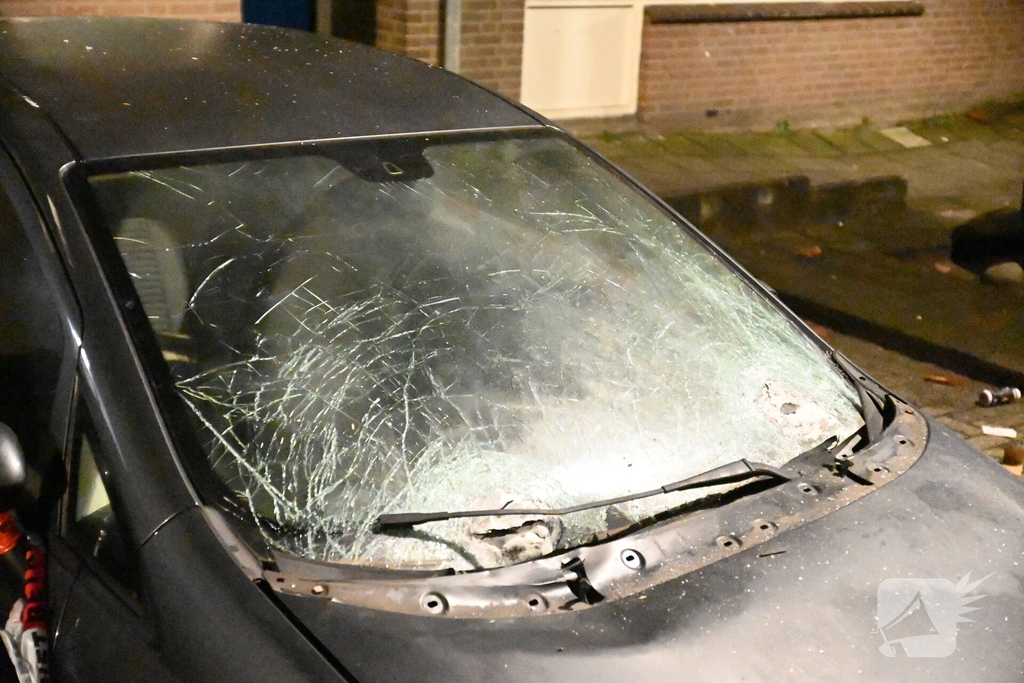 Auto zwaar beschadigd door explosie
