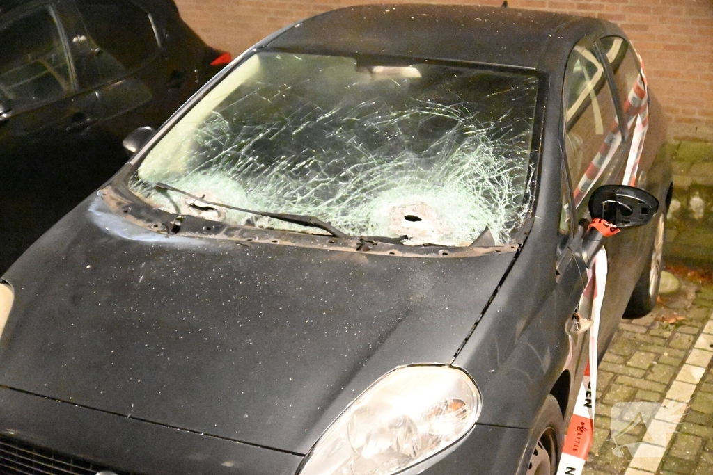 Auto zwaar beschadigd door explosie