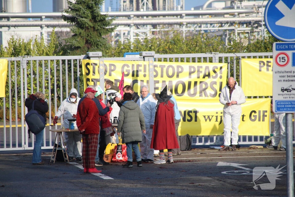 Demonstratie op industrieterrein met spandoeken