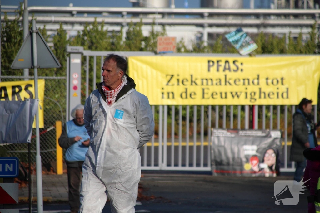 Demonstratie op industrieterrein met spandoeken