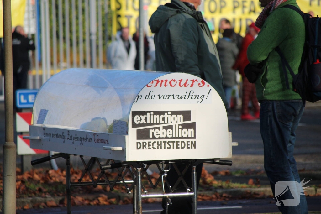 Demonstratie op industrieterrein met spandoeken