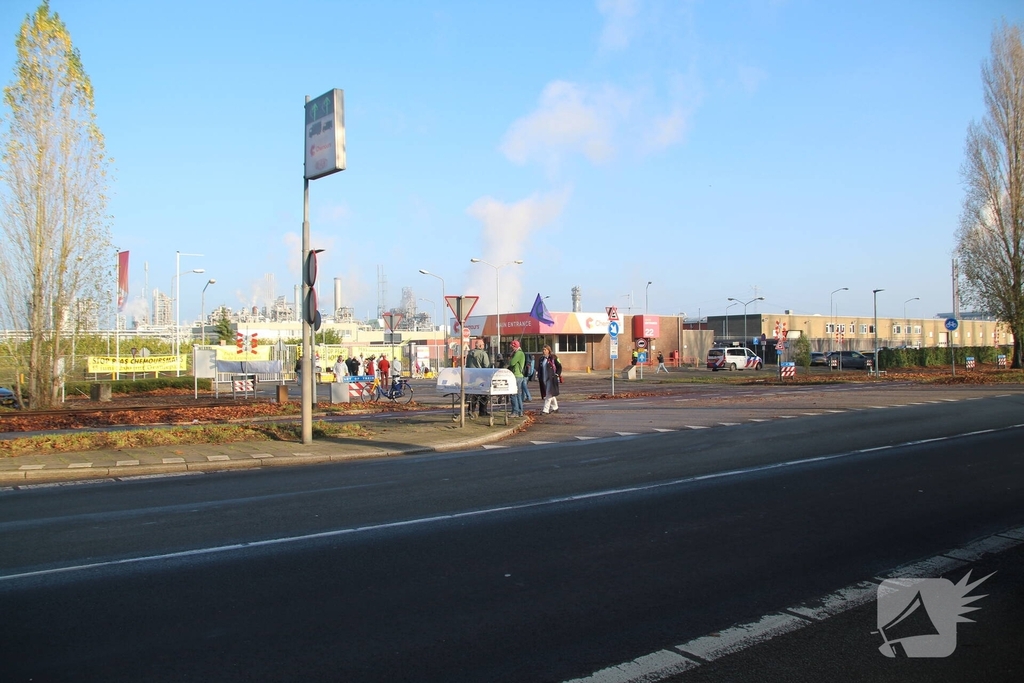 Demonstratie op industrieterrein met spandoeken