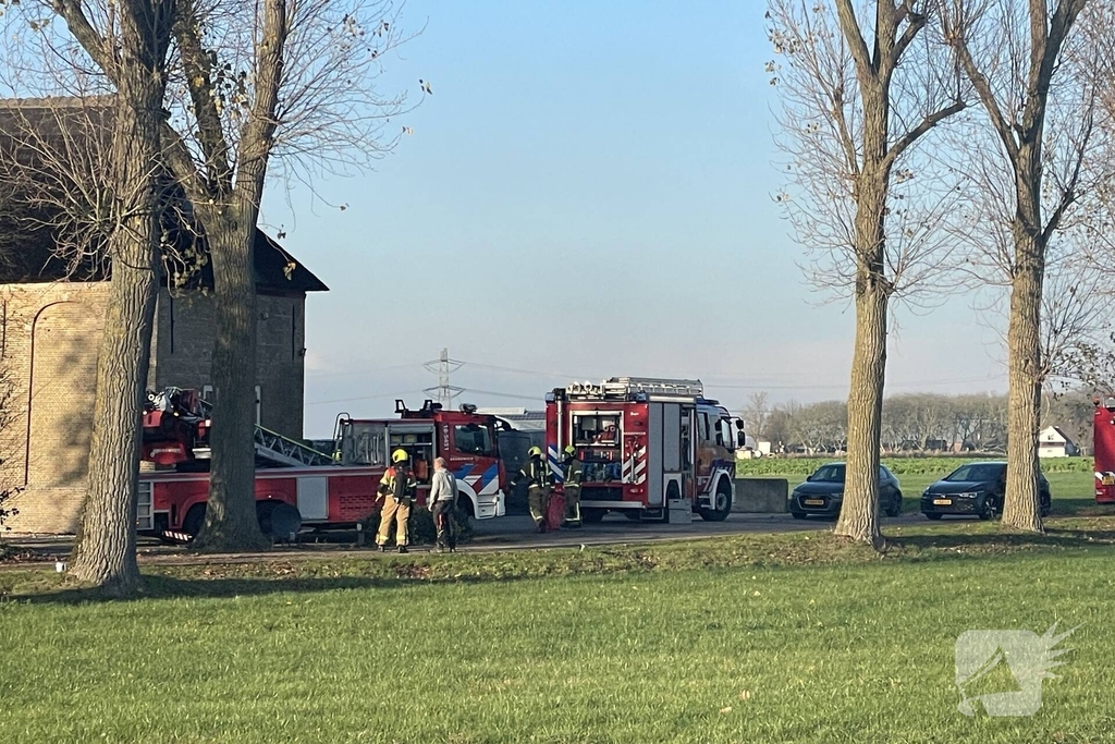 Brand in schoorsteen van oude boerderij