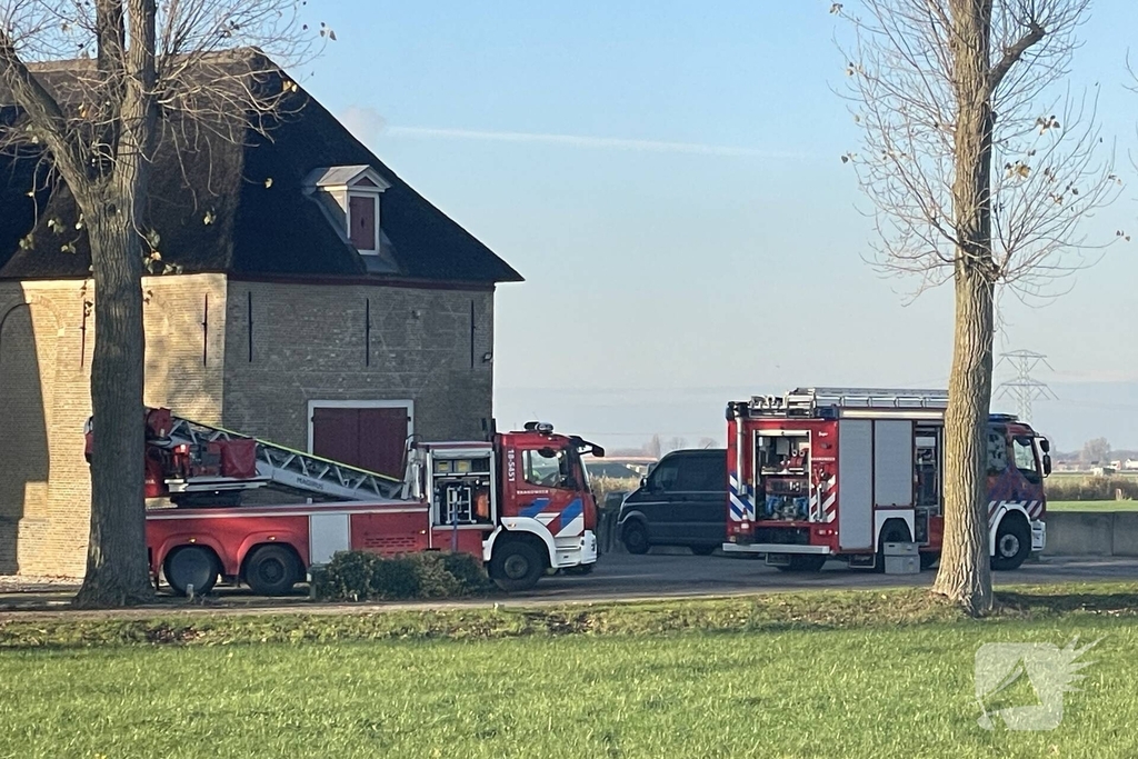 Brand in schoorsteen van oude boerderij