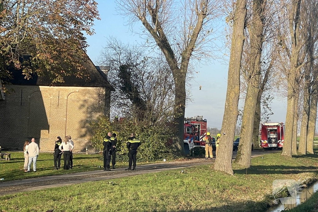 Brand in schoorsteen van oude boerderij