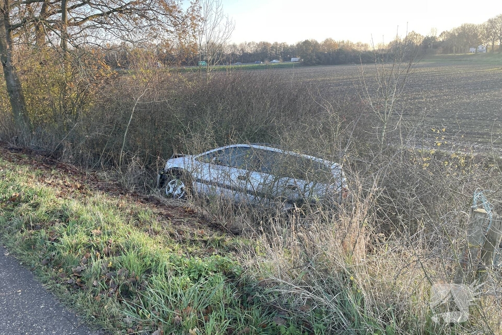 Auto raakt van de weg bij verkeersongeval