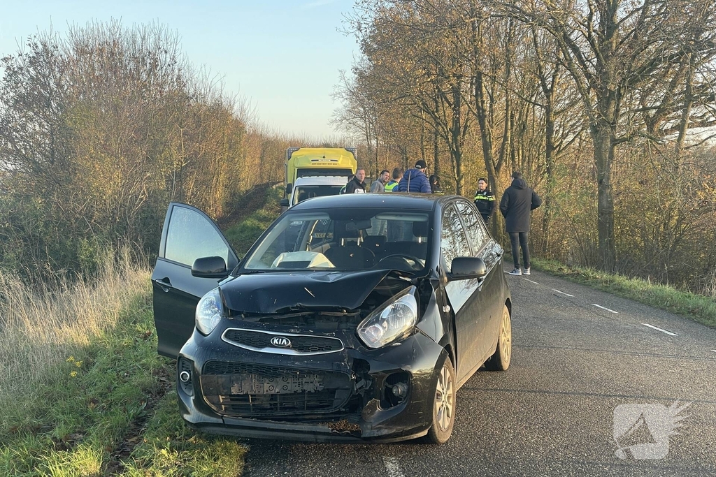 Auto raakt van de weg bij verkeersongeval