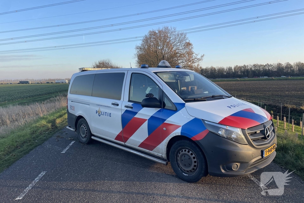 Auto raakt van de weg bij verkeersongeval