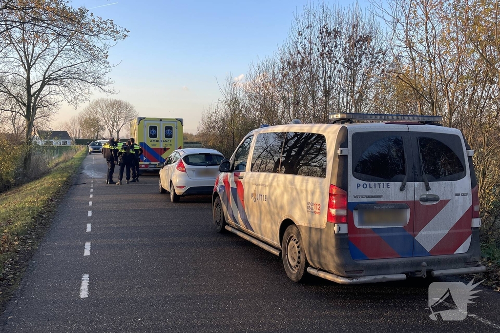 Auto raakt van de weg bij verkeersongeval