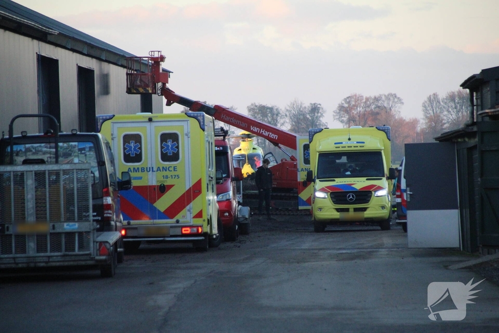 Man zwaargewond na val van dak