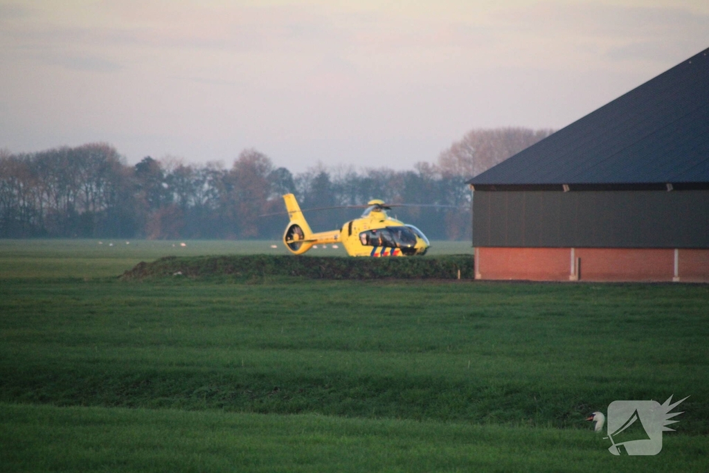 Man zwaargewond na val van dak