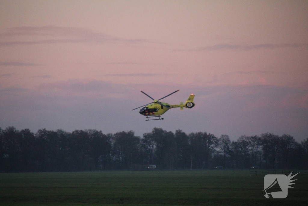 Man zwaargewond na val van dak