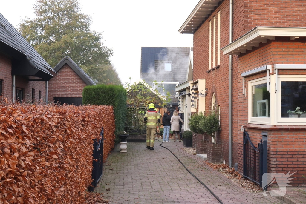 Brandweer voert sloopwerkzaamheden uit bij brand in schuur