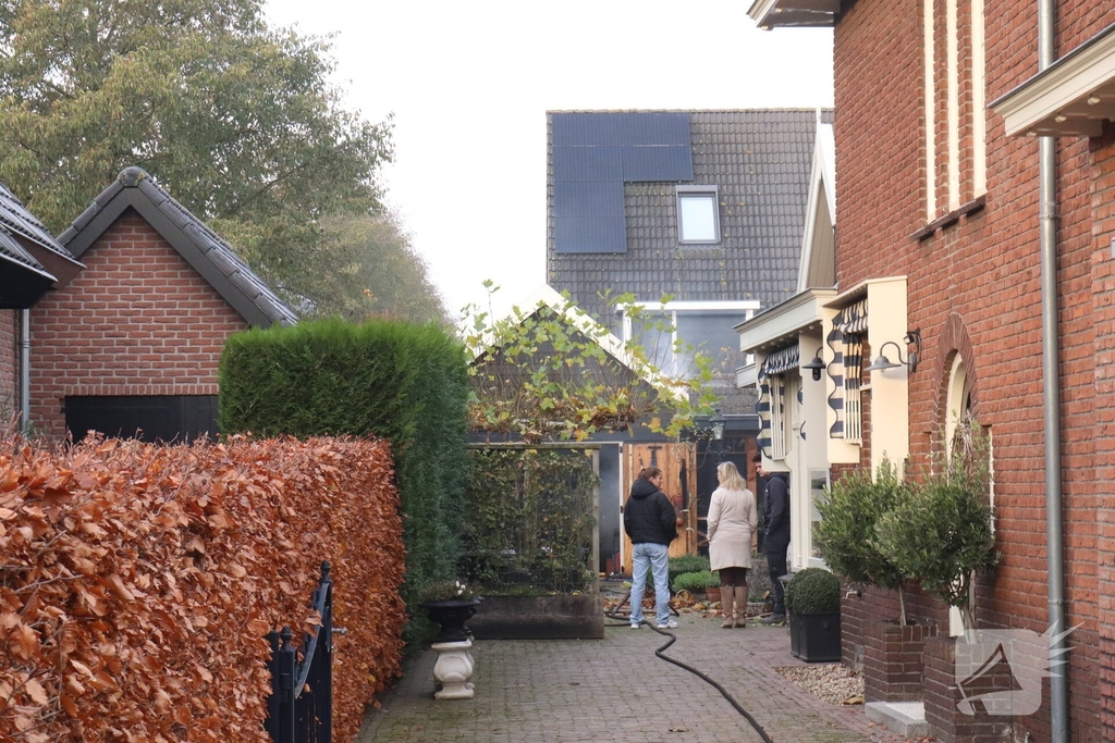 Brandweer voert sloopwerkzaamheden uit bij brand in schuur