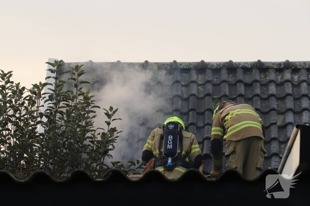 Brandweer voert sloopwerkzaamheden uit bij brand in schuur