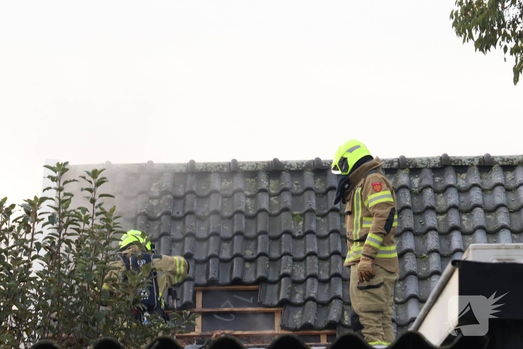 Brandweer voert sloopwerkzaamheden uit bij brand in schuur