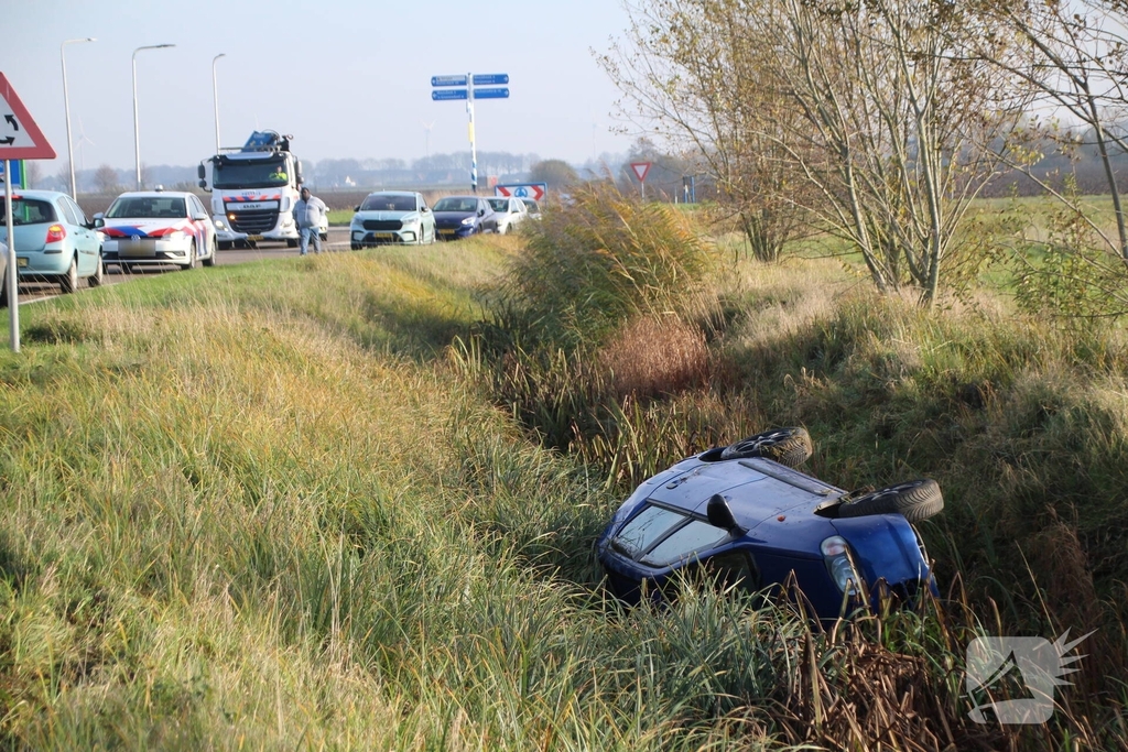 Grote inzet hulpdiensten bij voertuig te water