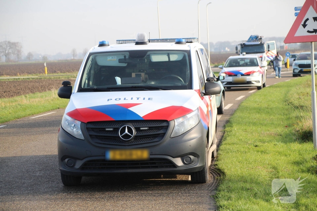 Grote inzet hulpdiensten bij voertuig te water