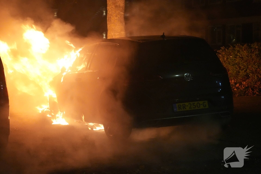Auto in brand gestoken