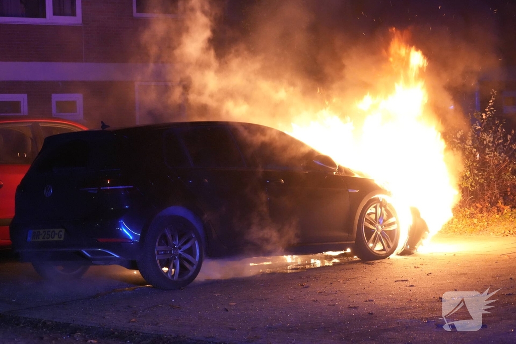 Auto in brand gestoken