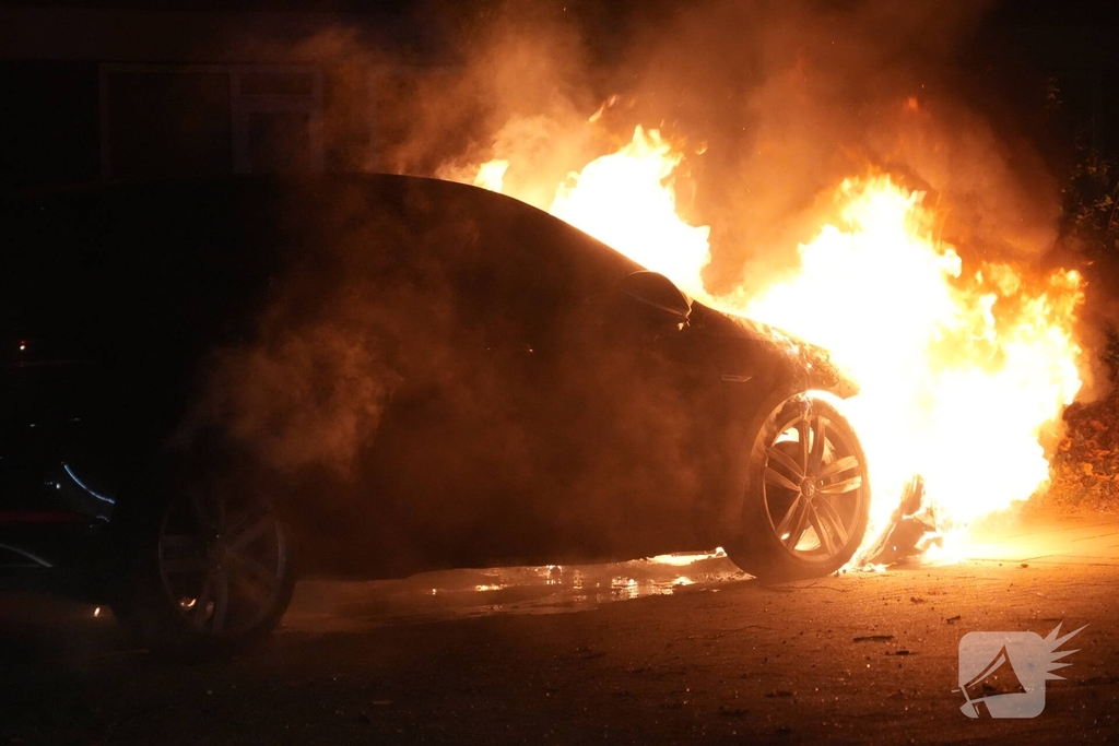 Auto in brand gestoken