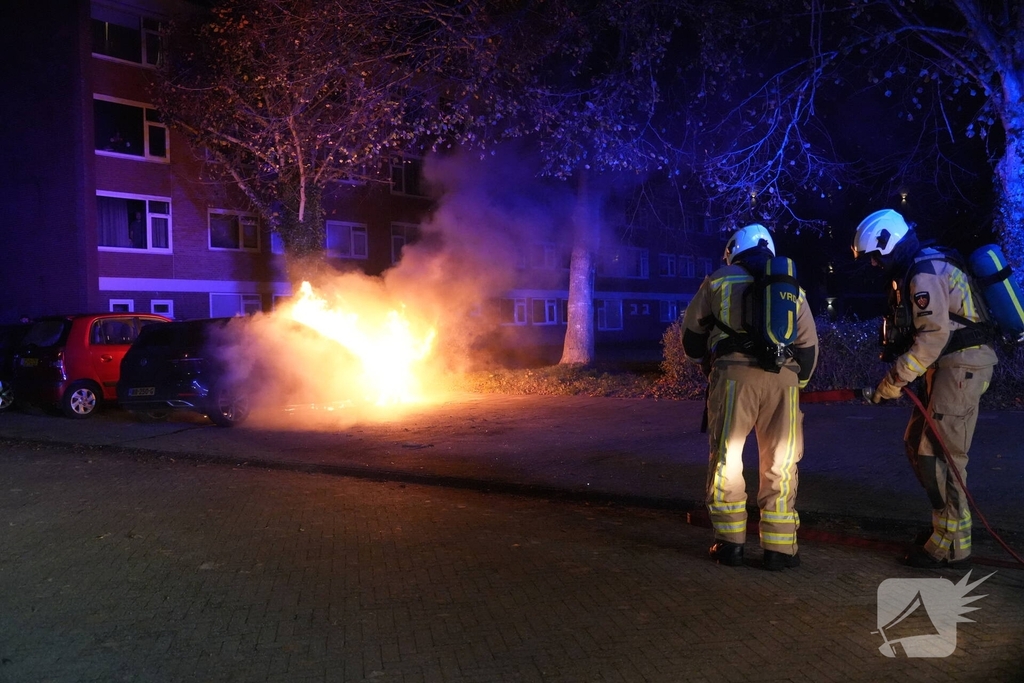 Auto in brand gestoken