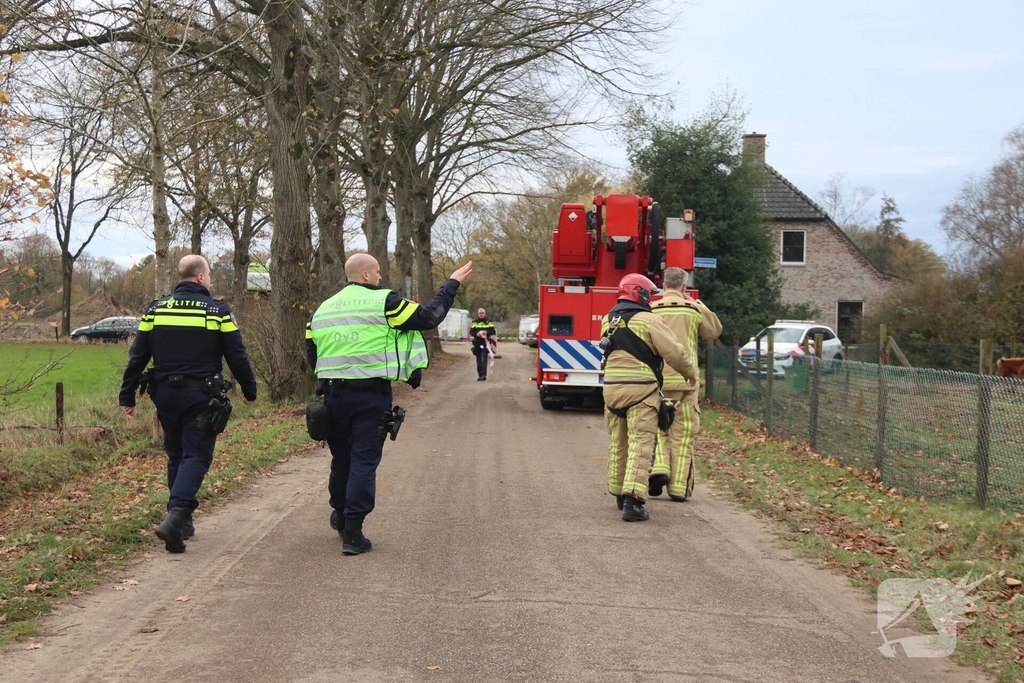 Rookwolken stijgen boven woning uit