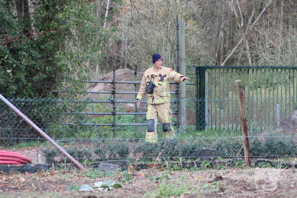 Rookwolken stijgen boven woning uit