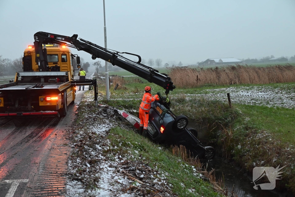 Auto op de kop in sloot