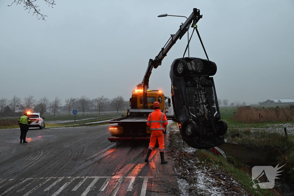 Auto op de kop in sloot