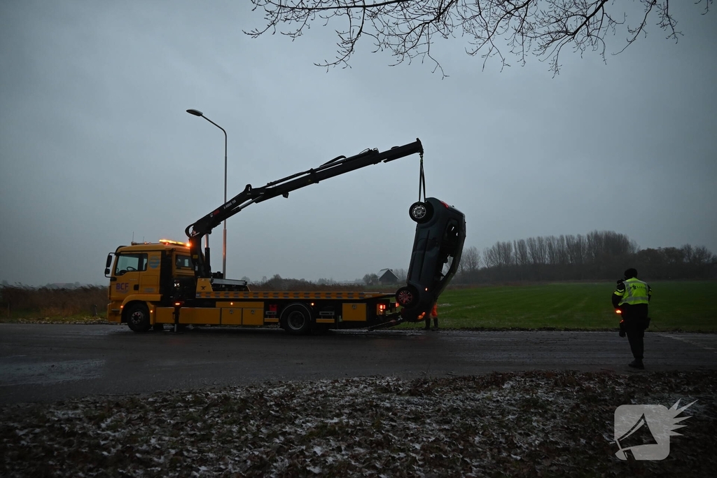 Auto op de kop in sloot