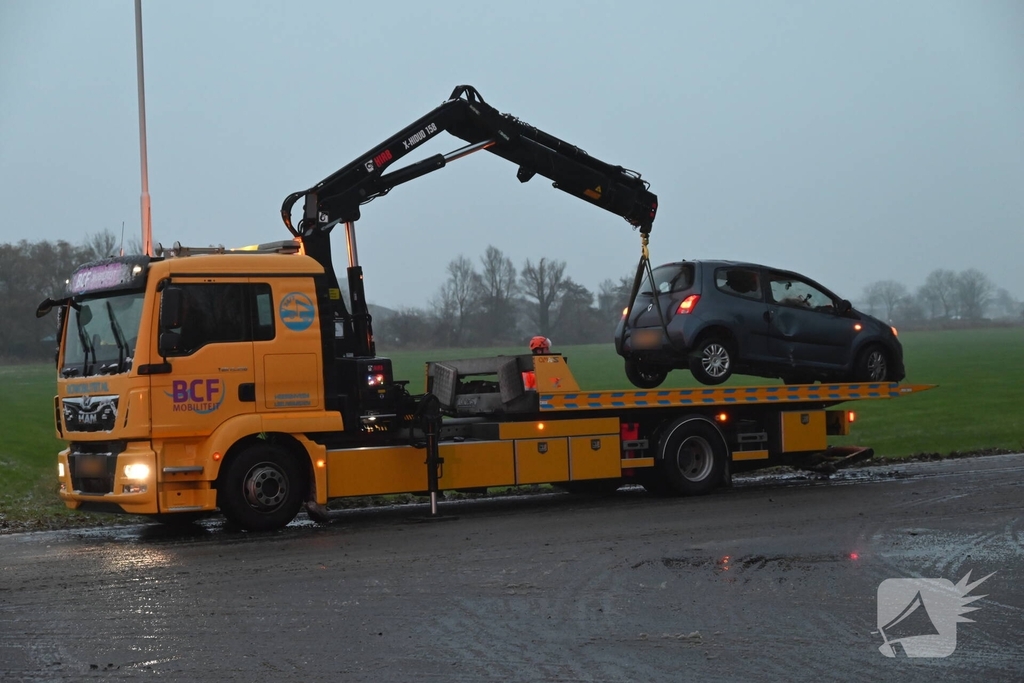 Auto op de kop in sloot