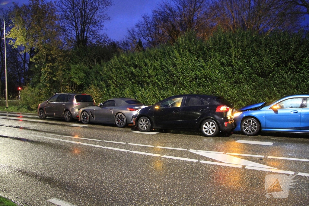 Kettingbotsing met vier voertuigen zonder gewonden