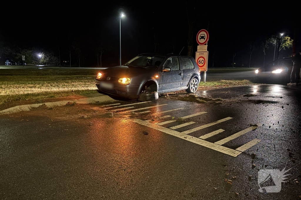 Auto glijdt van de weg, geen gewonden