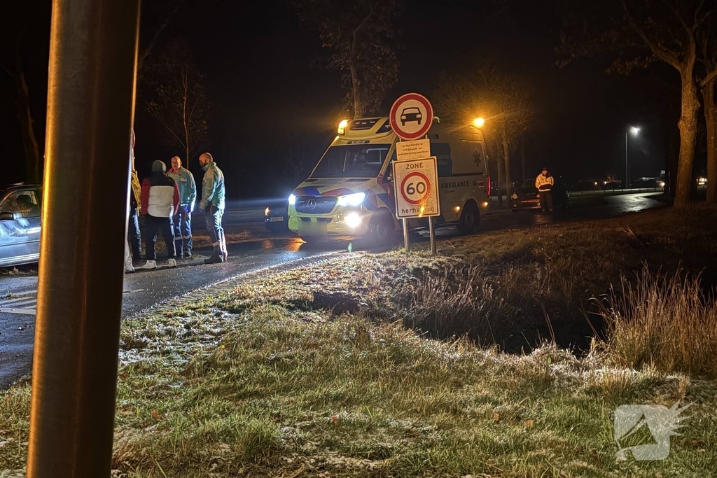 Auto glijdt van de weg, geen gewonden
