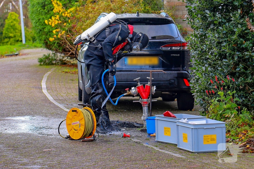 Brandweer redt zwaan met vermoedelijke vogelgriep