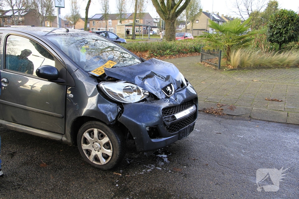 Kindje en bestuurder gewond bij aanrijding