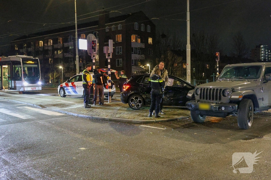 Ongeval tussen jeep en personenauto leidt tot verkeershinder