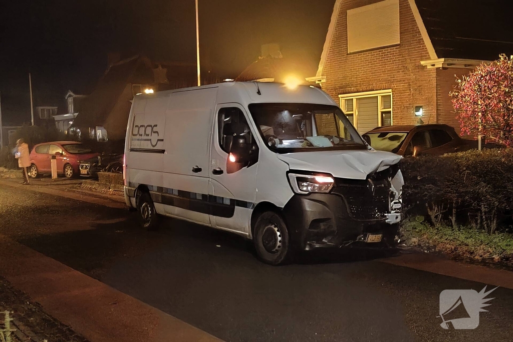 Auto belandt in tuin na botsing