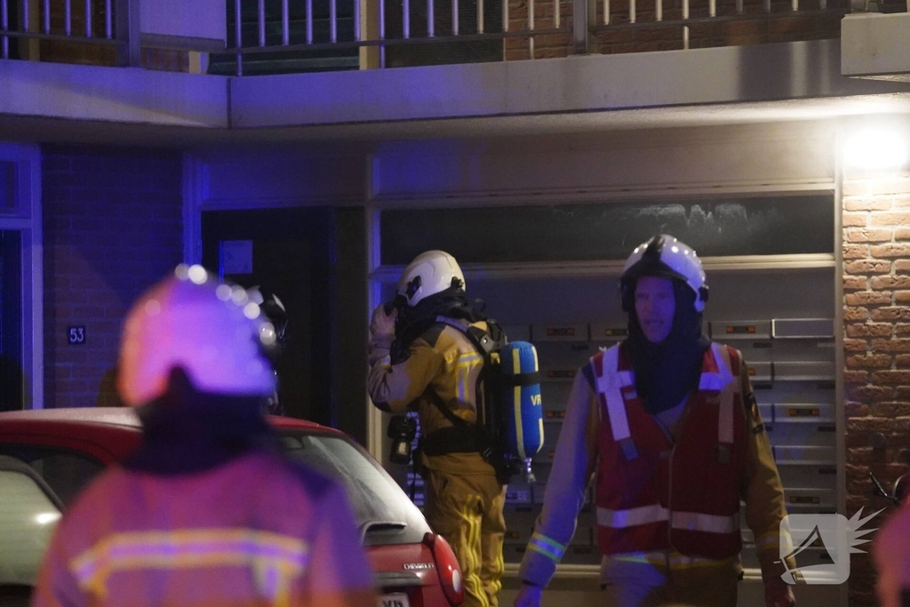 Scooter in brand in flatgebouw