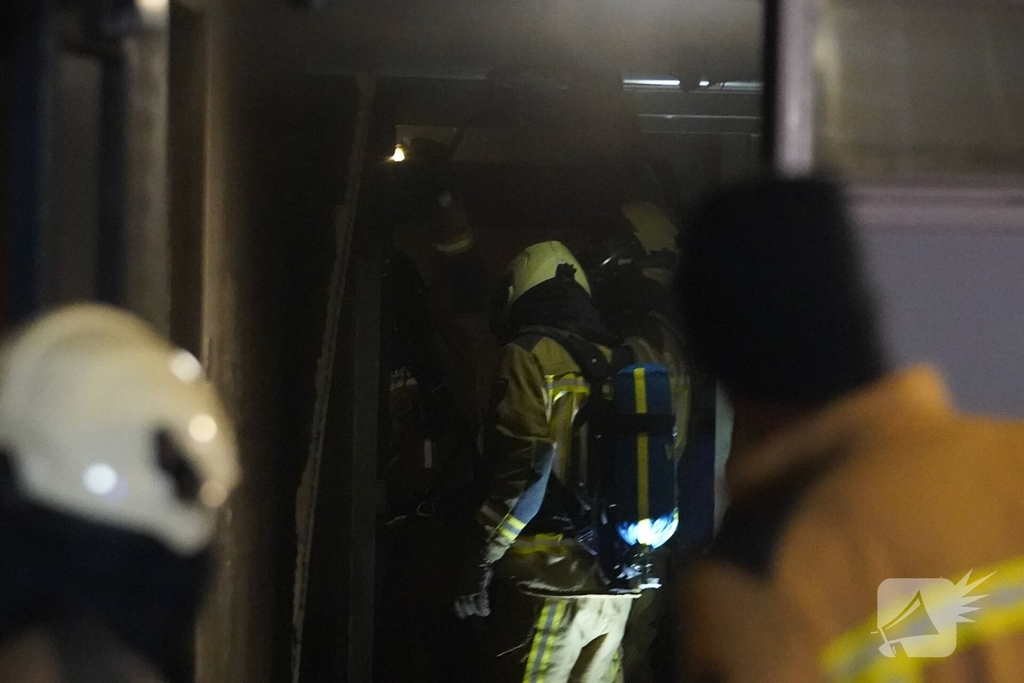 Scooter in brand in flatgebouw