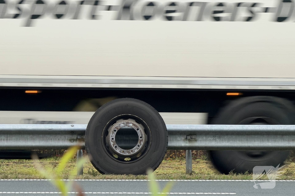 Vrachtwagen verliest wiel tijdens ongeval